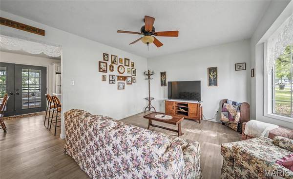 1 Marion DR, St James, MO 65559