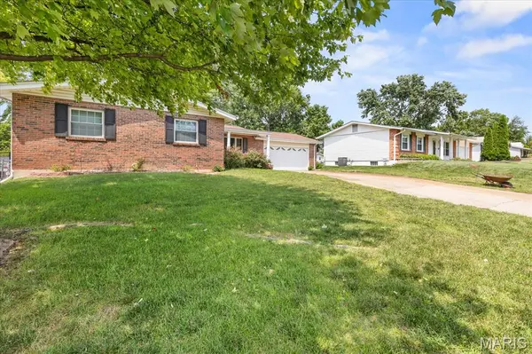 1001 Wilmington DR, St Charles, MO 63301