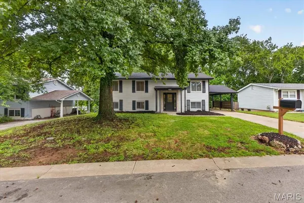 2026 Dawson DR, St Charles, MO 63301