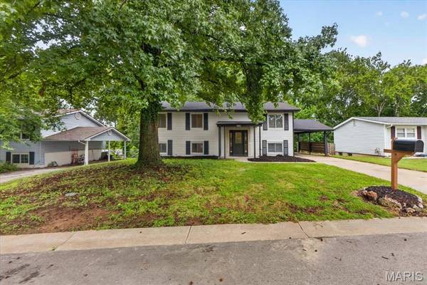 2026 Dawson DR, St Charles, MO 63301