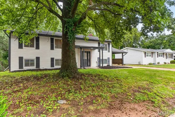 2026 Dawson DR, St Charles, MO 63301