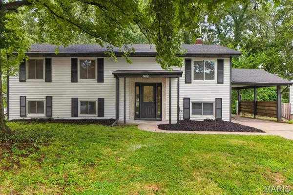 2026 Dawson DR, St Charles, MO 63301