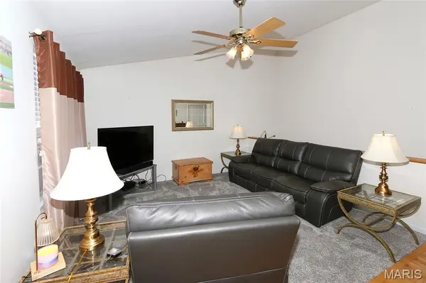 1289 Summergate Pkwy #2B, St Peters, MO 63303