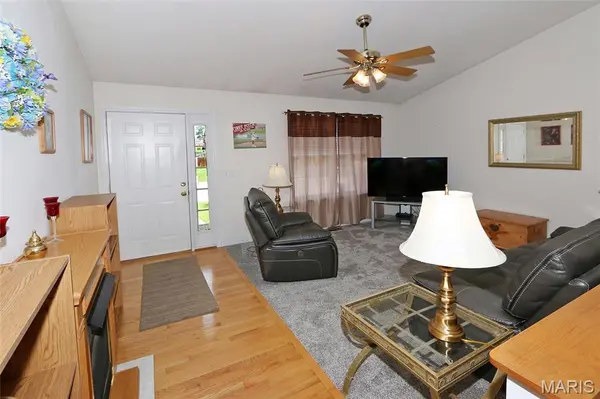 1289 Summergate Pkwy #2B, St Peters, MO 63303
