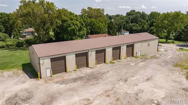 946 Tonsor RD, Alton, IL 62002