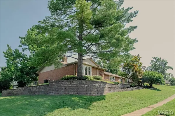 405 Brass Lamp DR, Ballwin, MO 63011