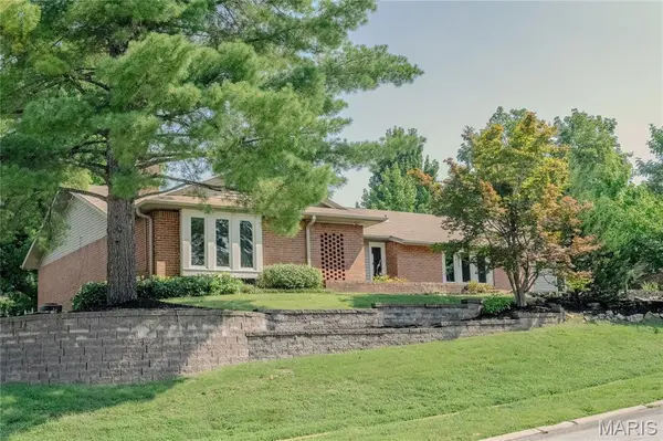 405 Brass Lamp DR, Ballwin, MO 63011