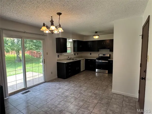 7 Armitage DR, St Peters, MO 63376