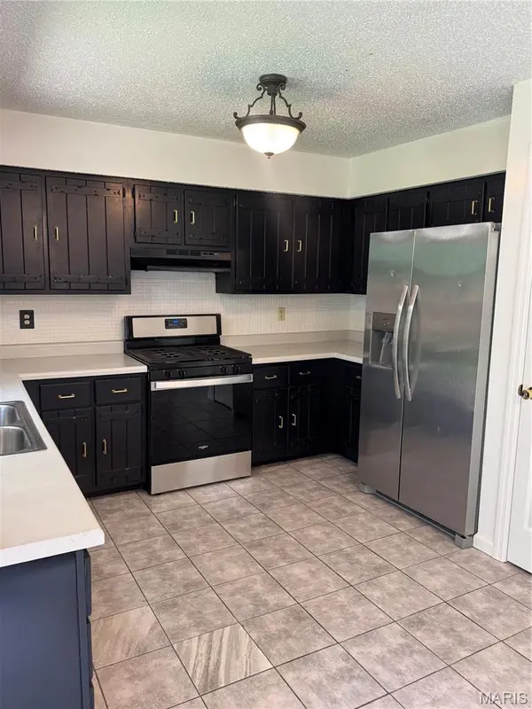 7 Armitage DR, St Peters, MO 63376