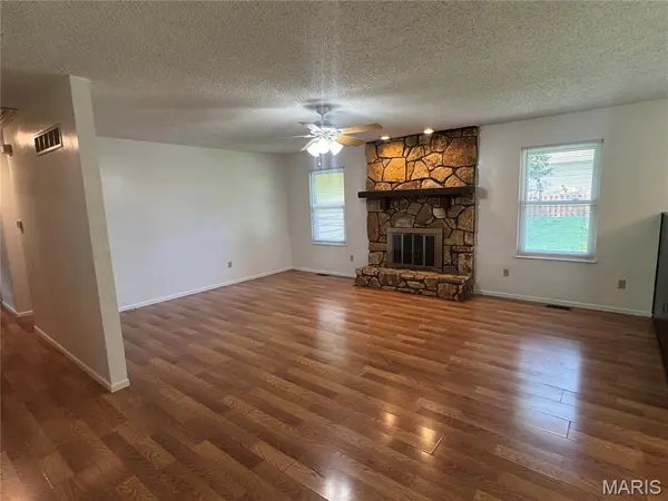 7 Armitage DR, St Peters, MO 63376