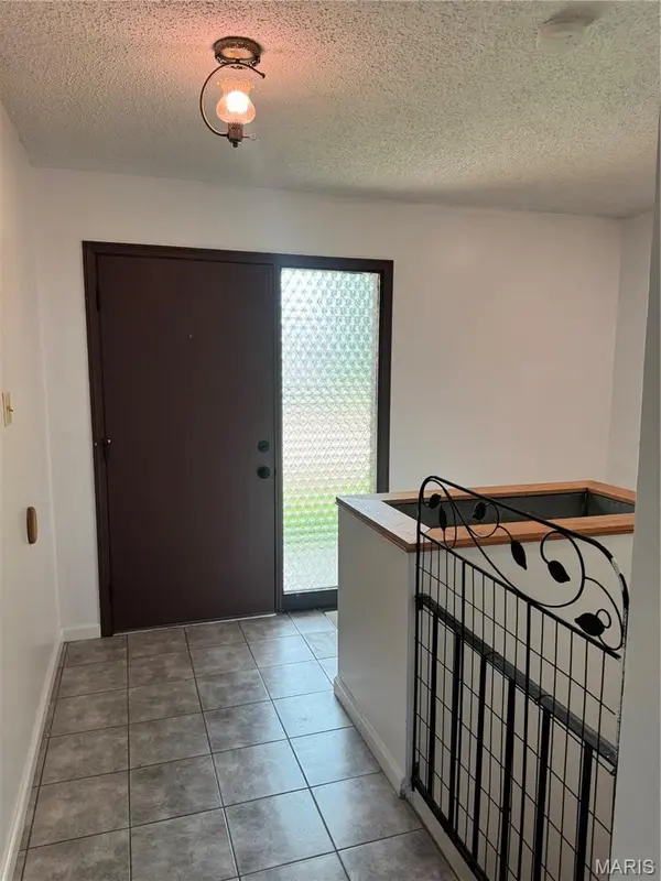 7 Armitage DR, St Peters, MO 63376