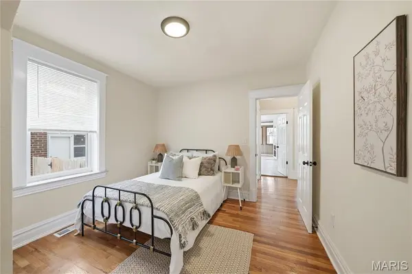 4945 Sutherland AVE, St Louis, MO 63109
