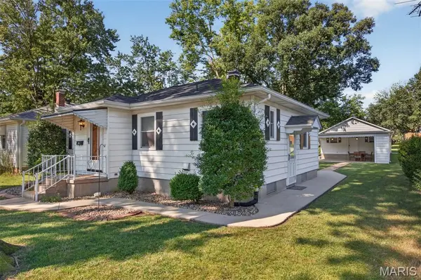 1916 Lemon Street DR, Highland, IL 62249