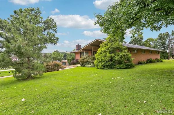 763 Questover LN, St Louis, MO 63141
