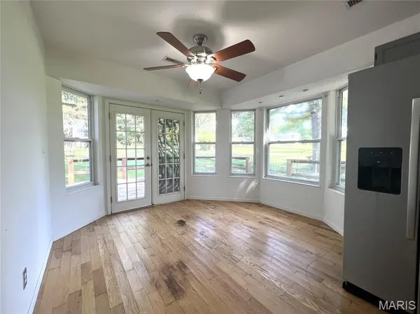 418 Forest LN, St James, MO 65559
