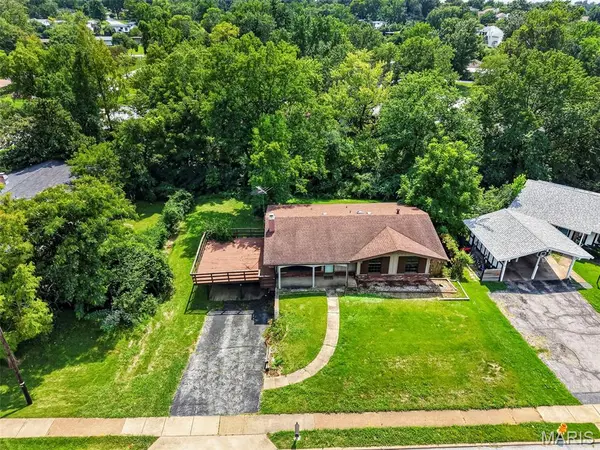 11104 Schuetz RD, St Louis, MO 63146