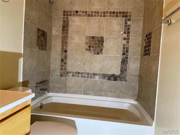 130 Dauphin LN, Florissant, MO 63033