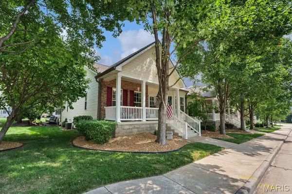 781 Queens Court PL, St Peters, MO 63376