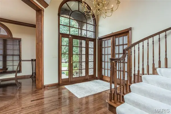 1300 White Oak TRL, Godfrey, IL 62035
