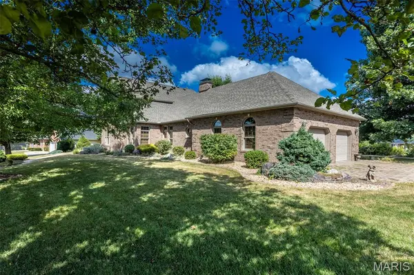 1300 White Oak TRL, Godfrey, IL 62035