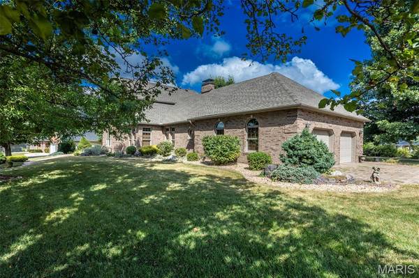 1300 White Oak TRL, Godfrey, IL 62035