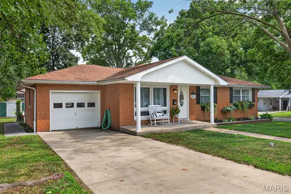 1627 Luzerne ST, Highland, IL 62249
