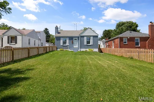 8257 Watson RD, St Louis, MO 63119