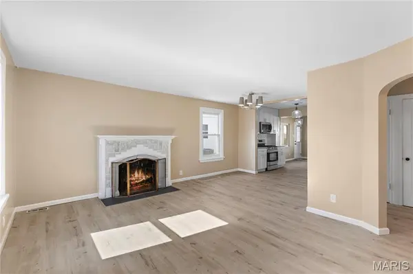 8257 Watson RD, St Louis, MO 63119