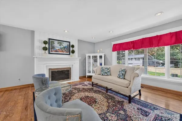 808 Glen Elm DR, Glendale, MO 63122