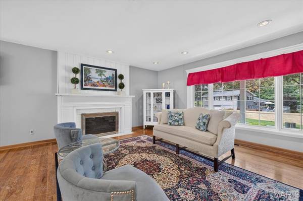 808 Glen Elm DR, Glendale, MO 63122