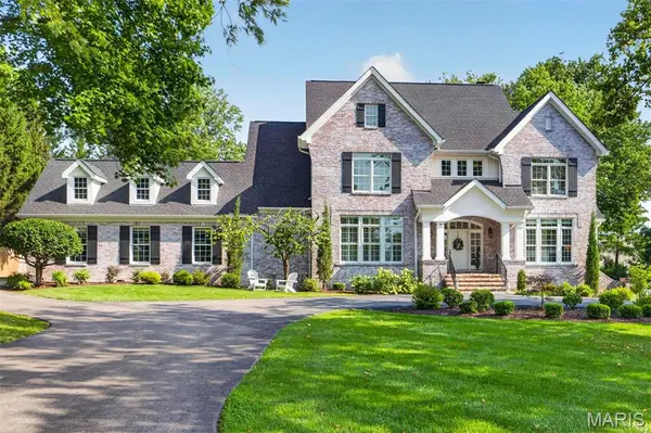 24 Spoede LN, Creve Coeur, MO 63141