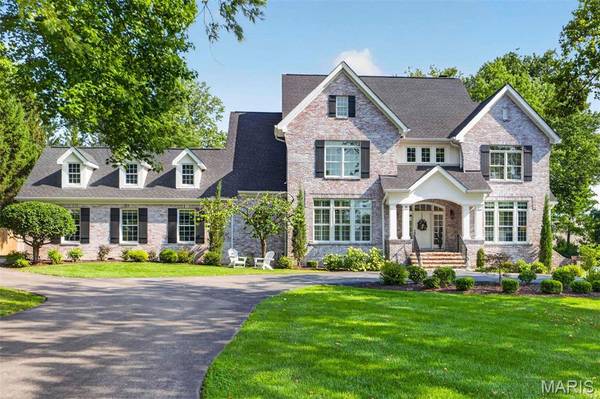 24 Spoede LN, Creve Coeur, MO 63141