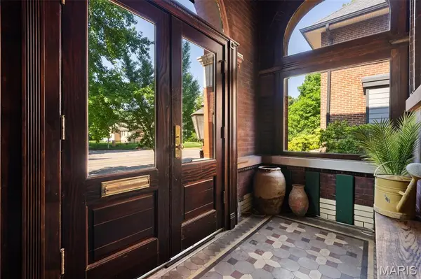 2935 Russell BLVD, St Louis, MO 63104