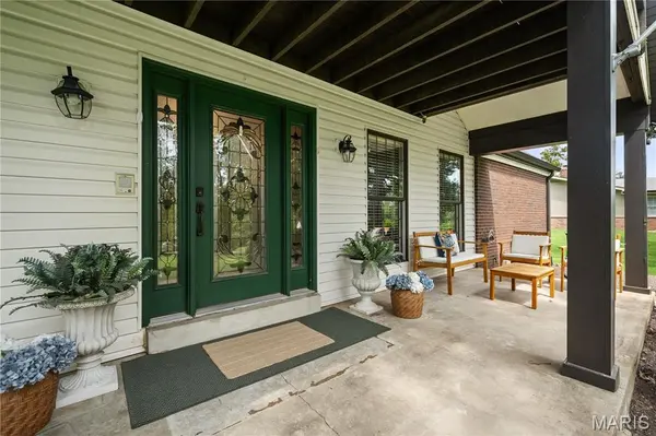 37 Beacon Hill LN, Creve Coeur, MO 63141