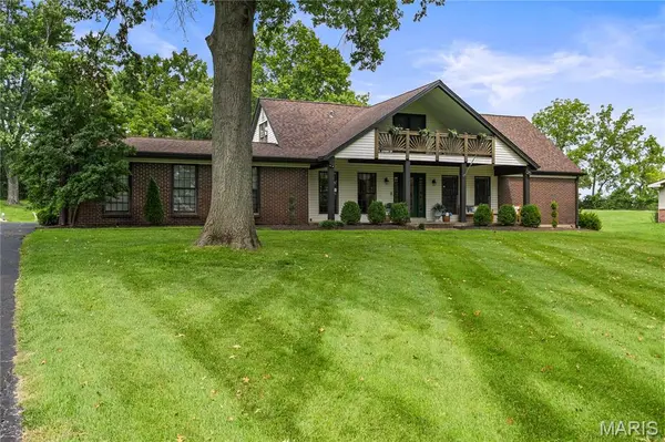 37 Beacon Hill LN, Creve Coeur, MO 63141