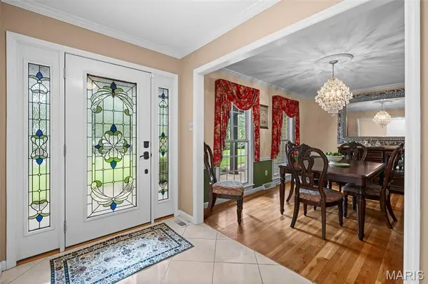 37 Beacon Hill LN, Creve Coeur, MO 63141