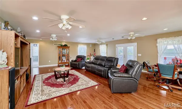 55 Lakeview CIR, Elsberry, MO 63343