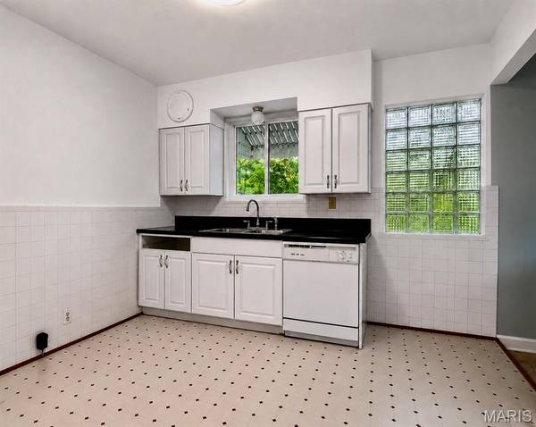 8818 Old Sappington DR, Crestwood, MO 63126
