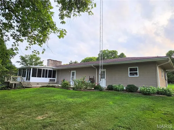 40 N Woods Circle DR, Hillsboro, IL 62049