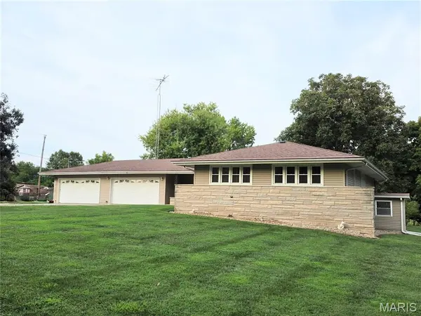 40 N Woods Circle DR, Hillsboro, IL 62049