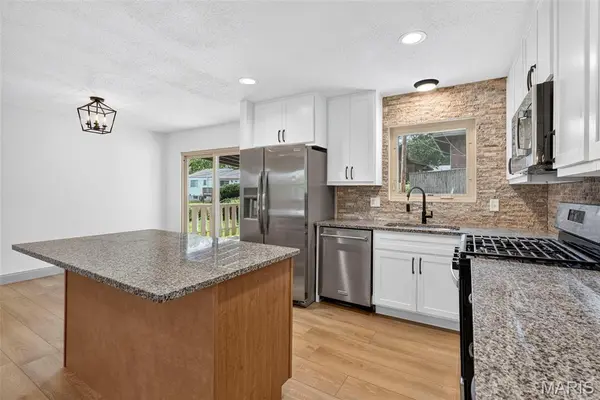 1225 Roth Hill DR, Maryland Heights, MO 63043