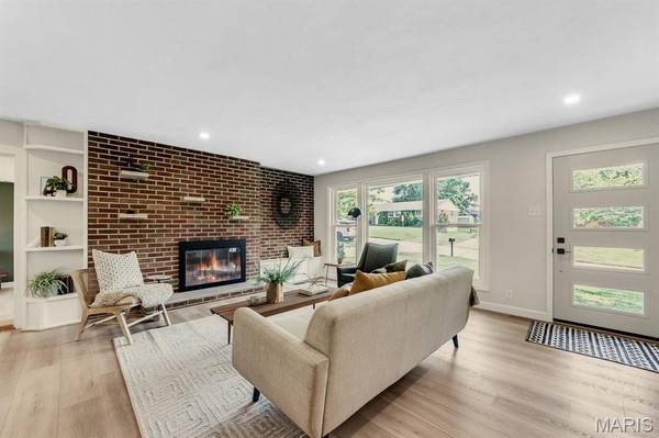 8751 Townhill DR, Crestwood, MO 63126