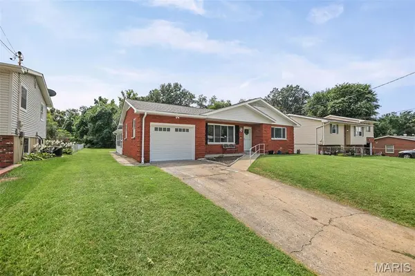 321 Hand DR, Godfrey, IL 62035