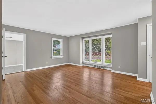 907 Edgar RD, Webster Groves, MO 63119