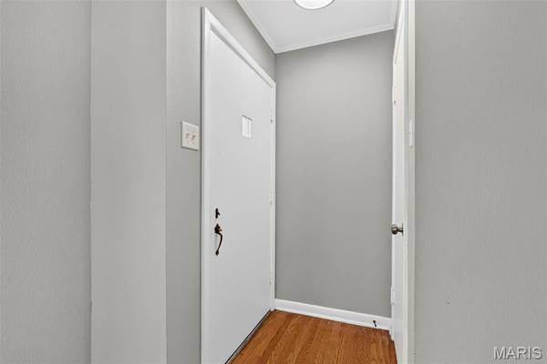 907 Edgar RD, Webster Groves, MO 63119
