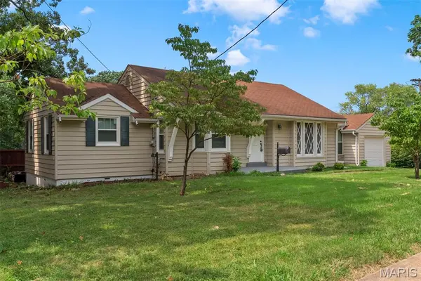 907 Edgar RD, Webster Groves, MO 63119