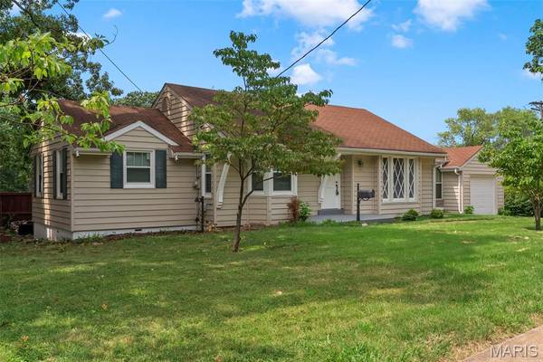 907 Edgar RD, Webster Groves, MO 63119