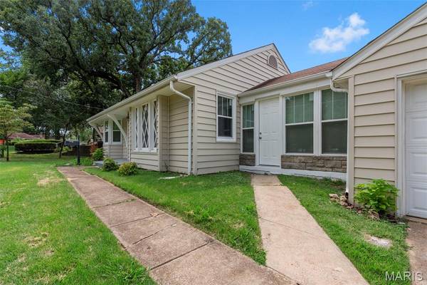 907 Edgar RD, Webster Groves, MO 63119
