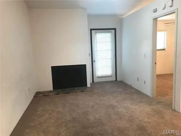 121 ASHLEY DR, Fairview Heights, IL 62208