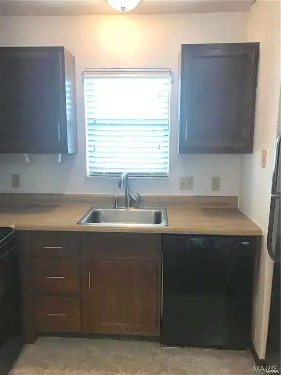 121 ASHLEY DR, Fairview Heights, IL 62208